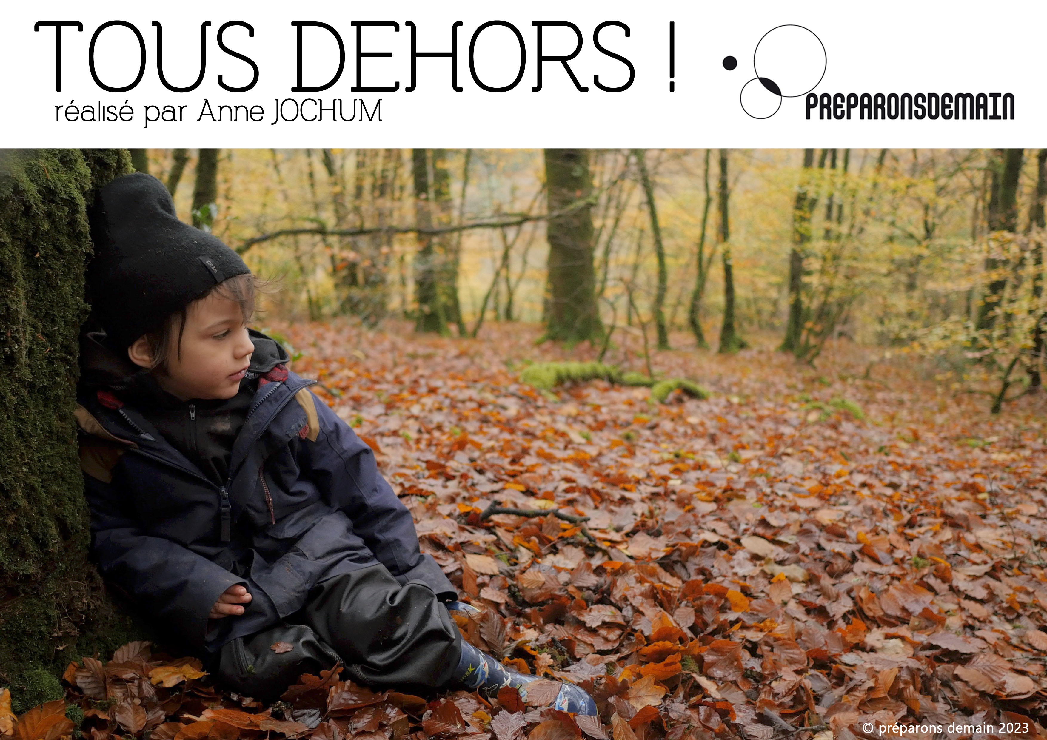 Un enfant adossé à un arbre
